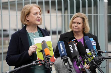 Pressekonferenz Nationaler Aktionsplan gegen Menschenhandel und Gewaltstrategien in Berlin