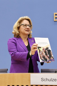 Bundespressekonferenz Vorstellung des 17. Entwicklungspolitischen Berichts der Bundesregierung in Berlin