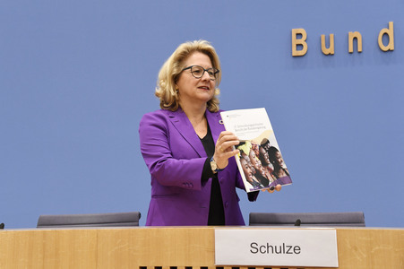 Bundespressekonferenz Vorstellung des 17. Entwicklungspolitischen Berichts der Bundesregierung in Berlin