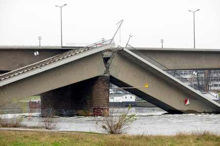 Die eingestürzte Carolabrücke in Dresden