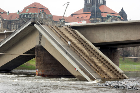 Die eingestürzte Carolabrücke in Dresden