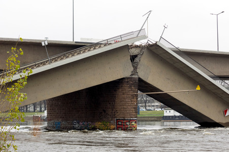 Die eingestürzte Carolabrücke in Dresden