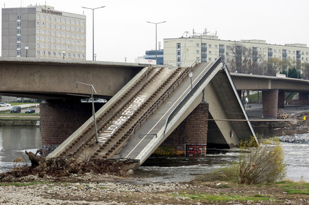 Die eingestürzte Carolabrücke in Dresden