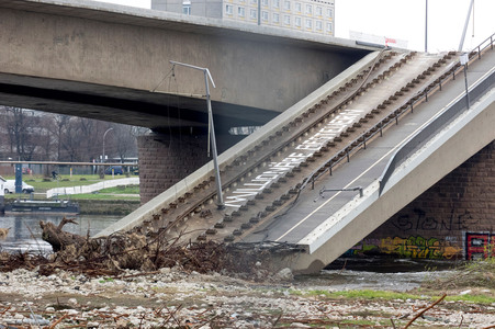 Die eingestürzte Carolabrücke in Dresden