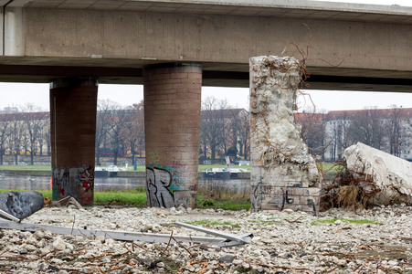 Die eingestürzte Carolabrücke in Dresden