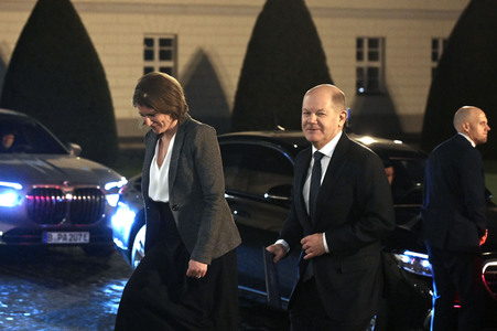 Olaf Scholz bei der Ankunft beim Bundespräsidenten in Berlin