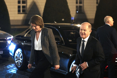 Olaf Scholz bei der Ankunft beim Bundespräsidenten in Berlin