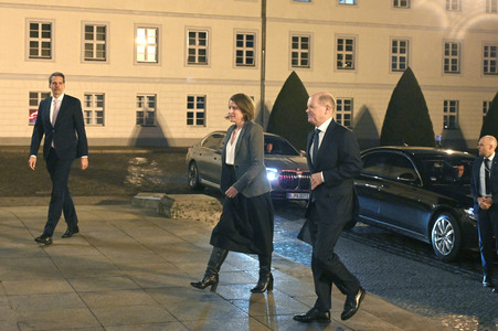 Olaf Scholz bei der Ankunft beim Bundespräsidenten in Berlin