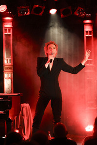 Musik-Show 'We Could Be Heroes' mit Sven Ratzke & Band in Berlin