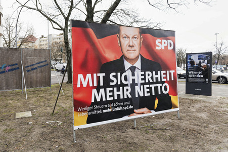 Wahlplakate zur Bundestagswahl 2025 in Berlin