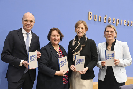 Bundespressekonferenz 'Impuls für messbare Bildungsziele' in Berlin
