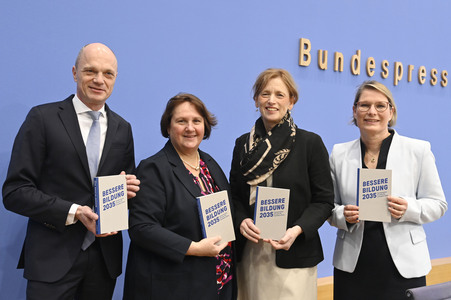 Bundespressekonferenz 'Impuls für messbare Bildungsziele' in Berlin