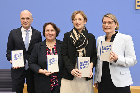Bundespressekonferenz 'Impuls für messbare Bildungsziele' in Berlin