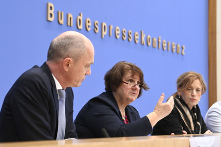 Bundespressekonferenz 'Impuls für messbare Bildungsziele' in Berlin