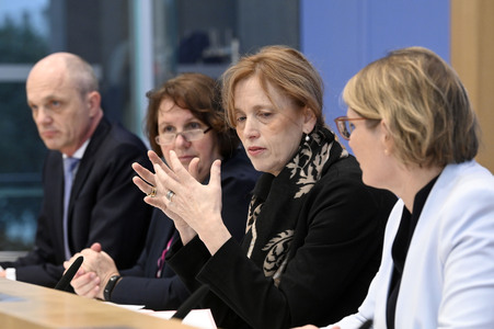 Bundespressekonferenz 'Impuls für messbare Bildungsziele' in Berlin