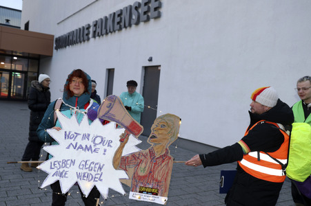 Demo gegen das Verbot für das Hissen der Regenbogenflagge in Falkensee