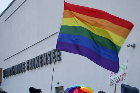 Demo gegen das Verbot für das Hissen der Regenbogenflagge in Falkensee