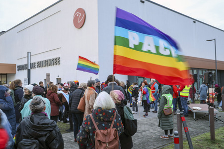 Demo gegen das Verbot für das Hissen der Regenbogenflagge in Falkensee
