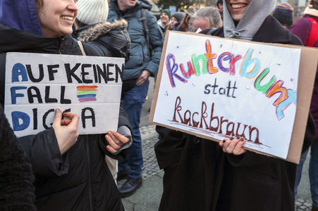 Demo gegen das Verbot für das Hissen der Regenbogenflagge in Falkensee