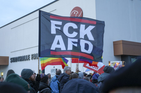 Demo gegen das Verbot für das Hissen der Regenbogenflagge in Falkensee