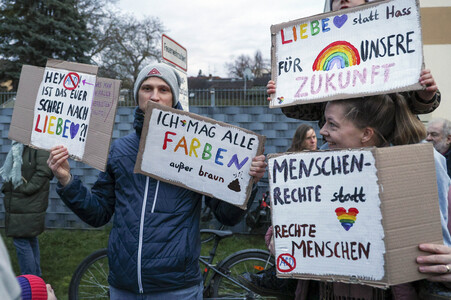 Demo gegen das Verbot für das Hissen der Regenbogenflagge in Falkensee