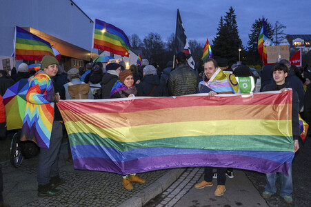 Demo gegen das Verbot für das Hissen der Regenbogenflagge in Falkensee