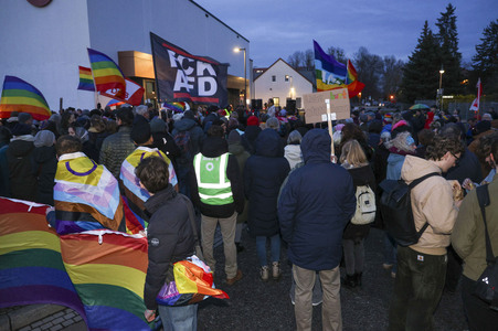 Demo gegen das Verbot für das Hissen der Regenbogenflagge in Falkensee