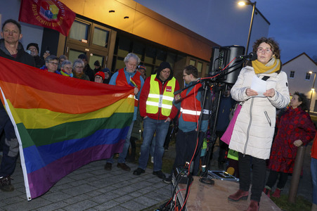 Demo gegen das Verbot für das Hissen der Regenbogenflagge in Falkensee