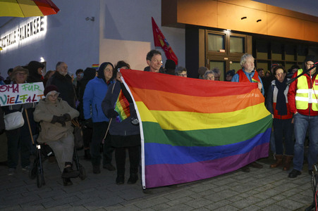 Demo gegen das Verbot für das Hissen der Regenbogenflagge in Falkensee