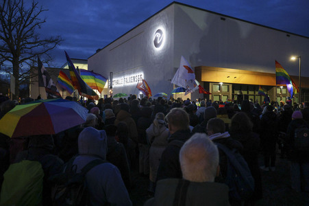 Demo gegen das Verbot für das Hissen der Regenbogenflagge in Falkensee