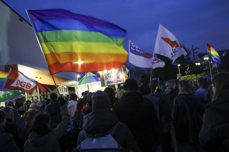 Demo gegen das Verbot für das Hissen der Regenbogenflagge in Falkensee