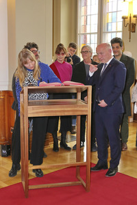 Eintrag der Berlinale-Jury in das Gästebuch von Berlin, Berlinale 2025
