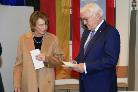 Frank-Walter Steinmeier bei der Stimmabgabe zur Bundestagswahl in Berlin