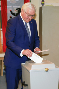 Frank-Walter Steinmeier bei der Stimmabgabe zur Bundestagswahl in Berlin