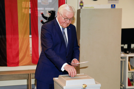 Frank-Walter Steinmeier bei der Stimmabgabe zur Bundestagswahl in Berlin