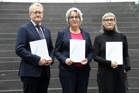 Bundespressekonferenz 'Fonds Sexueller Missbrauch vor dem Aus?' in Berlin