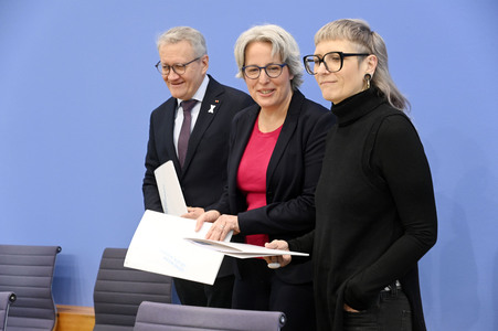 Bundespressekonferenz 'Fonds Sexueller Missbrauch vor dem Aus?' in Berlin