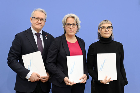 Bundespressekonferenz 'Fonds Sexueller Missbrauch vor dem Aus?' in Berlin