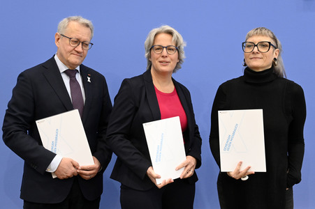 Bundespressekonferenz 'Fonds Sexueller Missbrauch vor dem Aus?' in Berlin