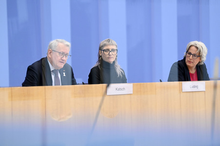 Bundespressekonferenz 'Fonds Sexueller Missbrauch vor dem Aus?' in Berlin