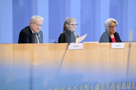 Bundespressekonferenz 'Fonds Sexueller Missbrauch vor dem Aus?' in Berlin