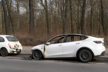 Ausgebranntes Auto der Marke Tesla in Berlin