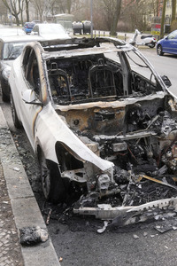 Ausgebranntes Auto der Marke Tesla in Berlin