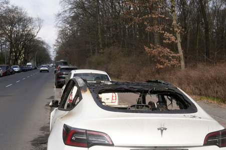 Ausgebranntes Auto der Marke Tesla in Berlin