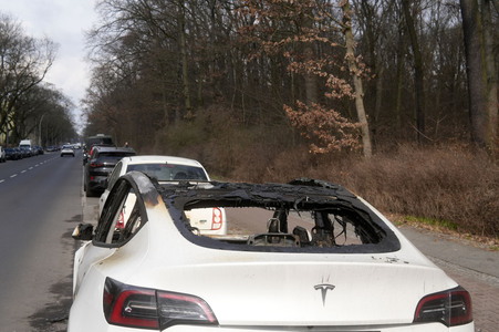 Ausgebranntes Auto der Marke Tesla in Berlin
