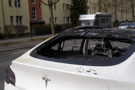 Ausgebranntes Auto der Marke Tesla in Berlin