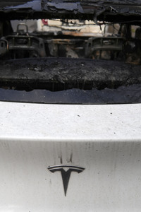 Ausgebranntes Auto der Marke Tesla in Berlin