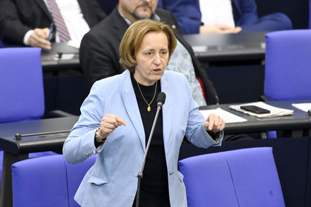 214. Sitzung des Deutschen Bundestages in Berlin