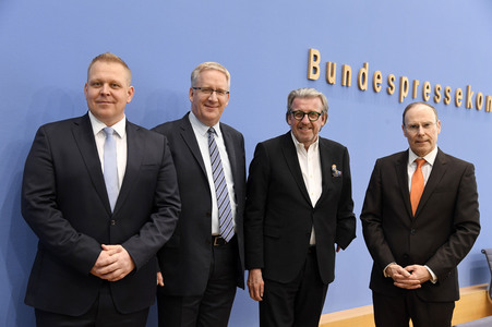 Bundespressekonferenz Entwurf eines Gesetzes zur Schlichtung von Tarifkonflikten in Berlin