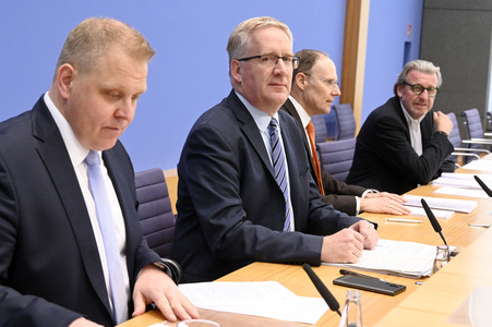 Bundespressekonferenz Entwurf eines Gesetzes zur Schlichtung von Tarifkonflikten in Berlin